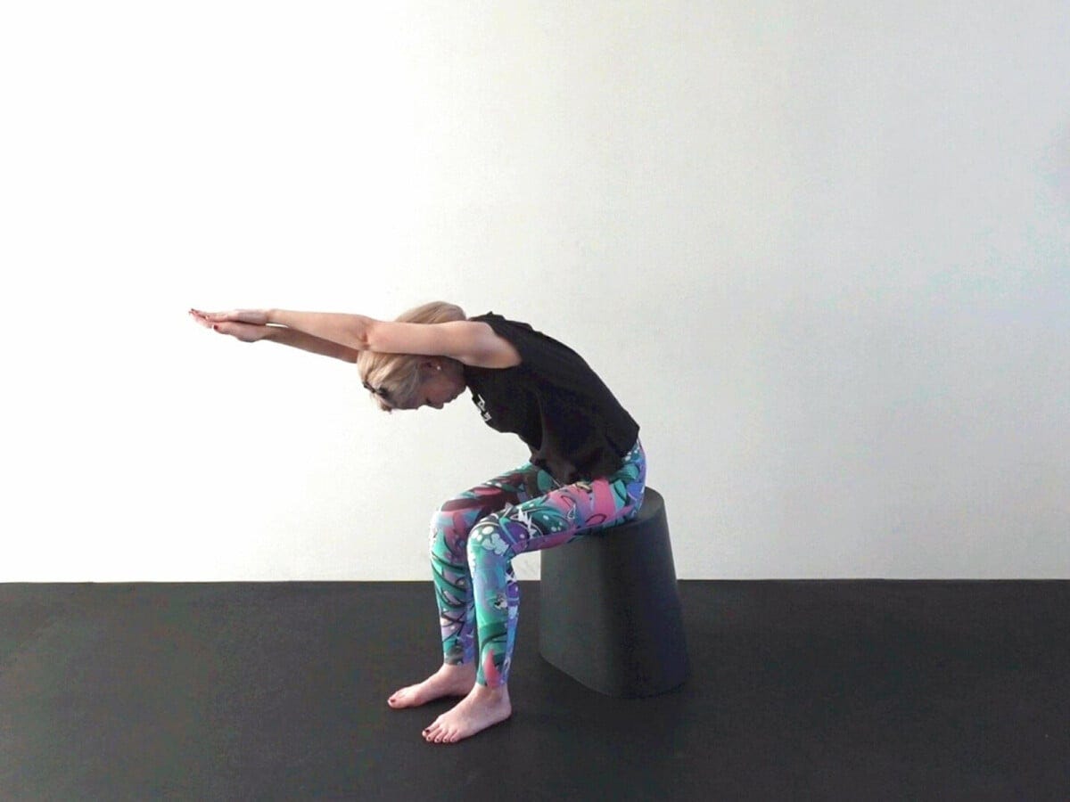 7：腕を大きく前に後ろに、回すなどして、上半身をほぐす。