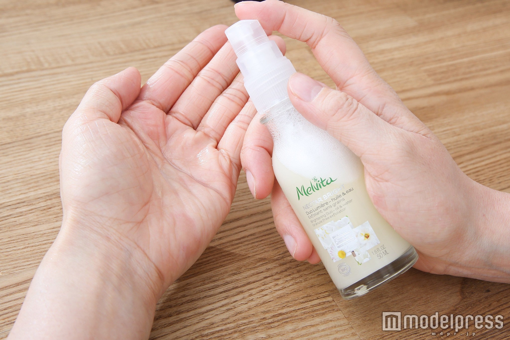 シェイクして手にプッシュ（C）モデルプレス