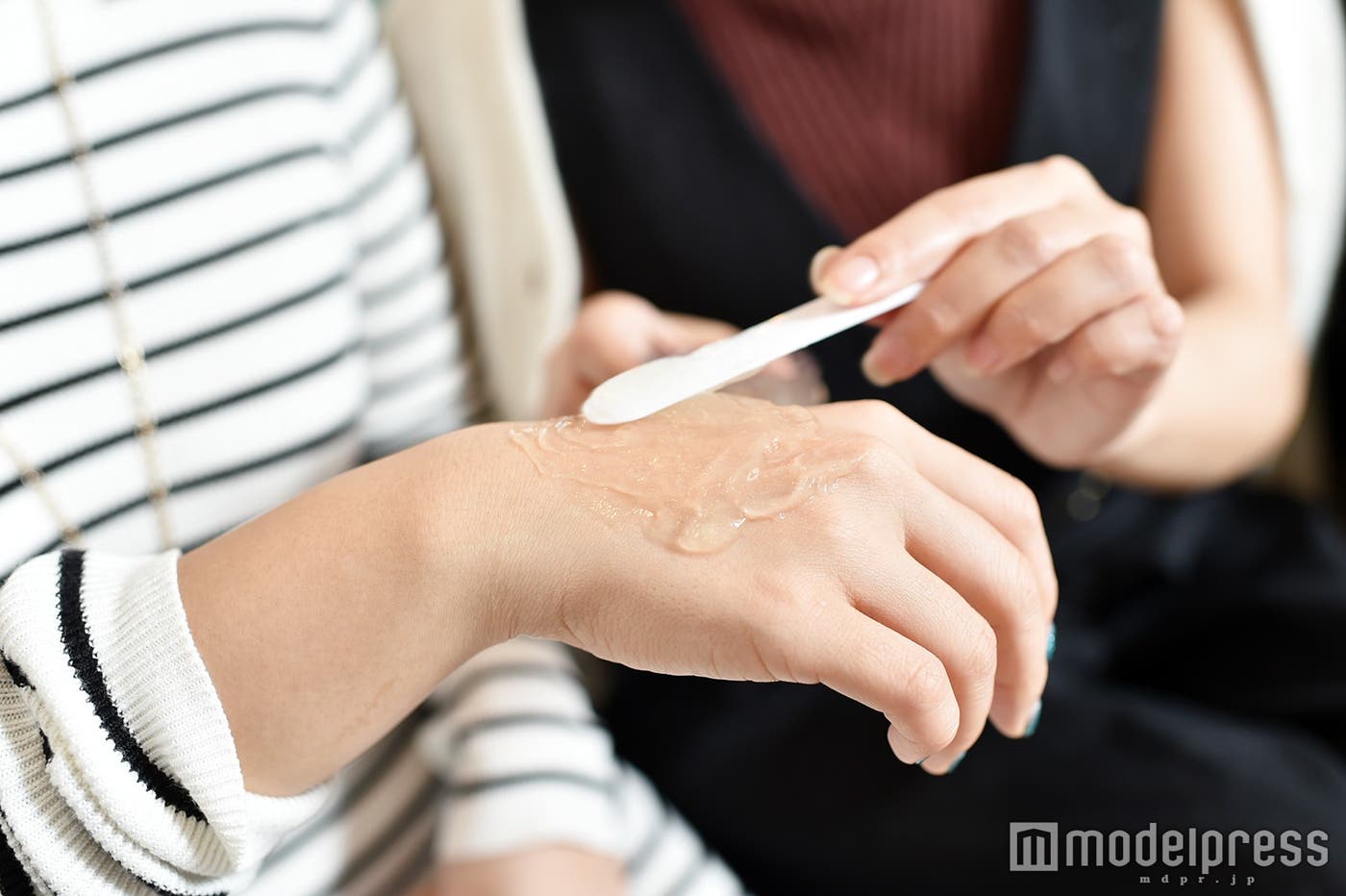 ジェルを肌に(C)モデルプレス