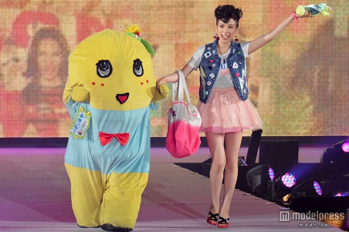 ファッション&音楽イベント「GirlsAward 2014 SPRING/SUMMER」に出演した仲里依紗とふなっしー