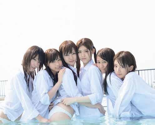 乃木坂46、初の水着ショットを解禁 純白姿がずぶ濡れに