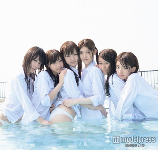 乃木坂46ファースト写真集「乃木坂派」表紙カット/左から:高山一実、西野七瀬、白石麻衣、松村沙友理、桜井玲香、橋本奈々未