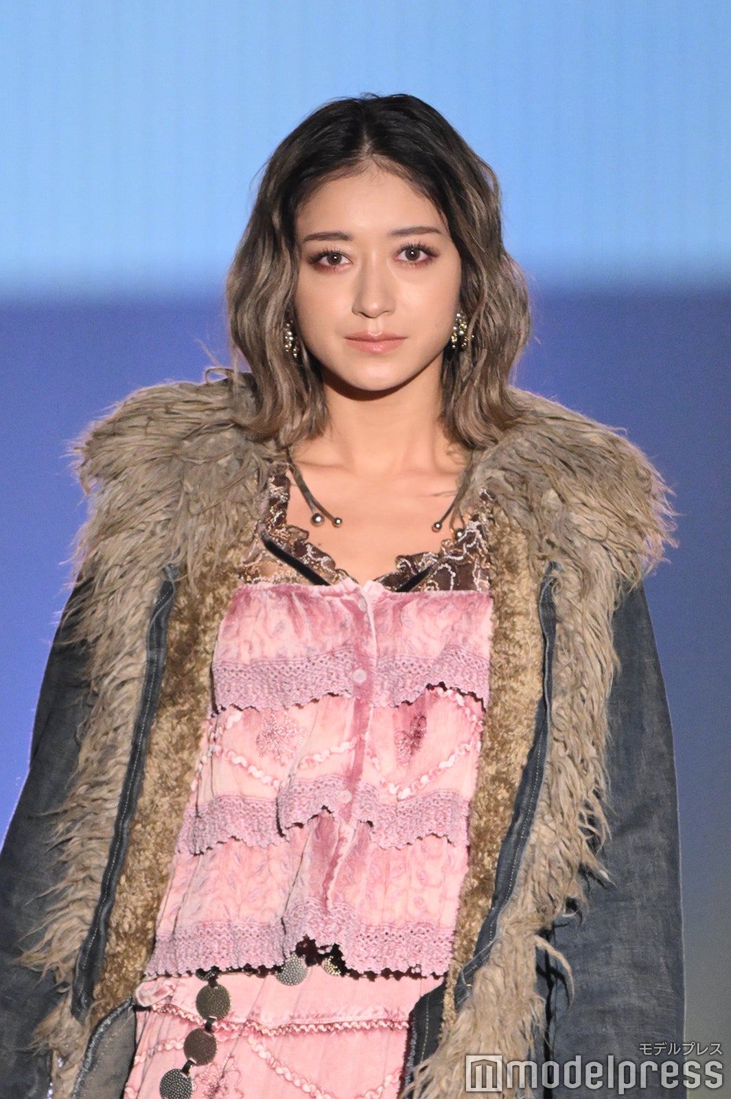 みちょぱ、ガーリーなフリルから美脚見せ コートなびかせ圧巻ランウェイ【TGC北九州2025】