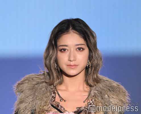 みちょぱ、ガーリーなフリルから美脚見せ コートなびかせ圧巻ランウェイ【TGC北九州2025】