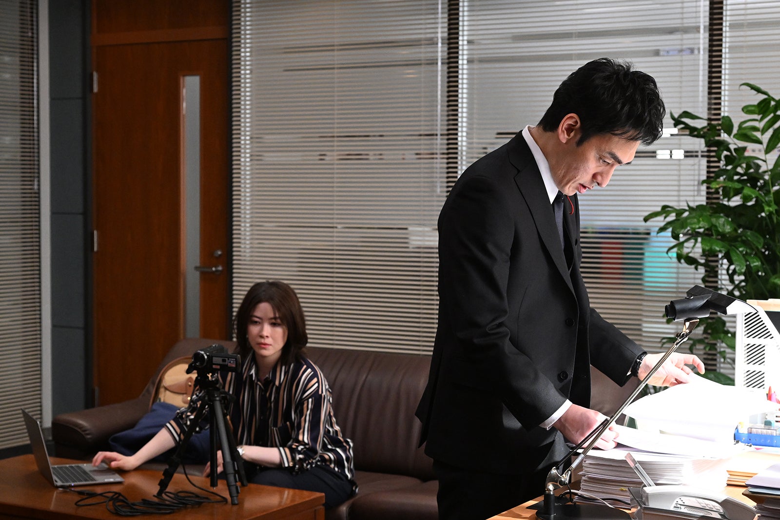 宮澤エマ、草なぎ剛「罠の戦争」最終話より（C）カンテレ