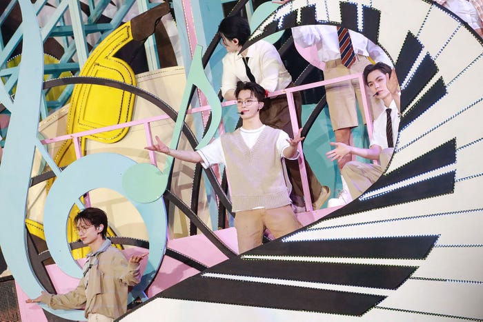 JUN(ジュン)、DINO(ディノ)、WOOZI(ウジ)、VERNON(バーノン)/SEVENTEEN(P)&(C) PLEDIS Entertainment