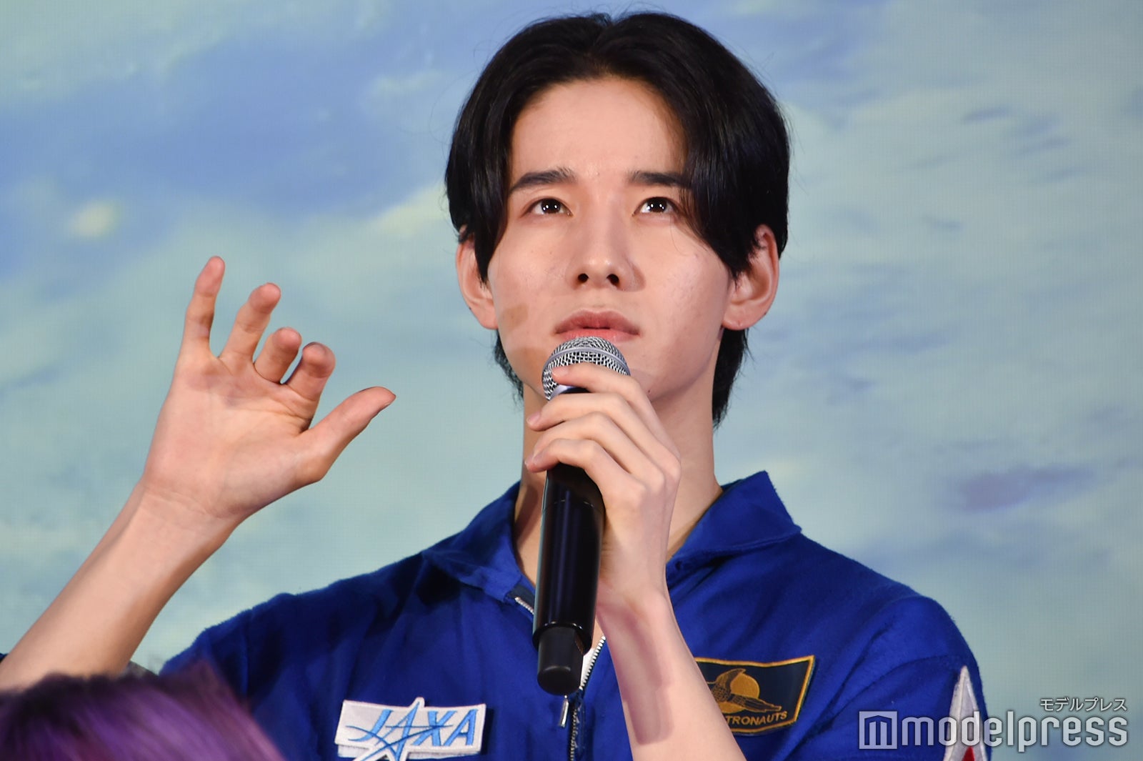 暗算をしてプレートの変化を導き出す佐藤景瑚 （C）モデルプレス