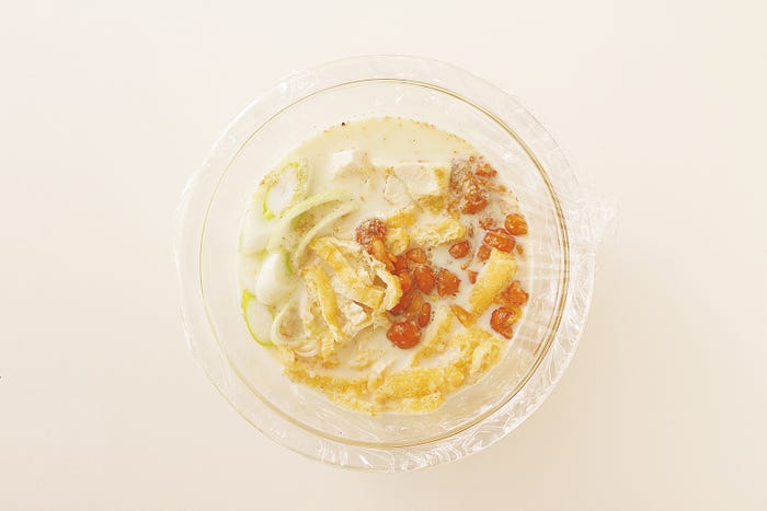 調味料と水分を加え混ぜて、レンジでチンして完成/「#モデルがこっそり作っている魔法の楽やせレンチンスープ」(2月28日発売)より/提供写真