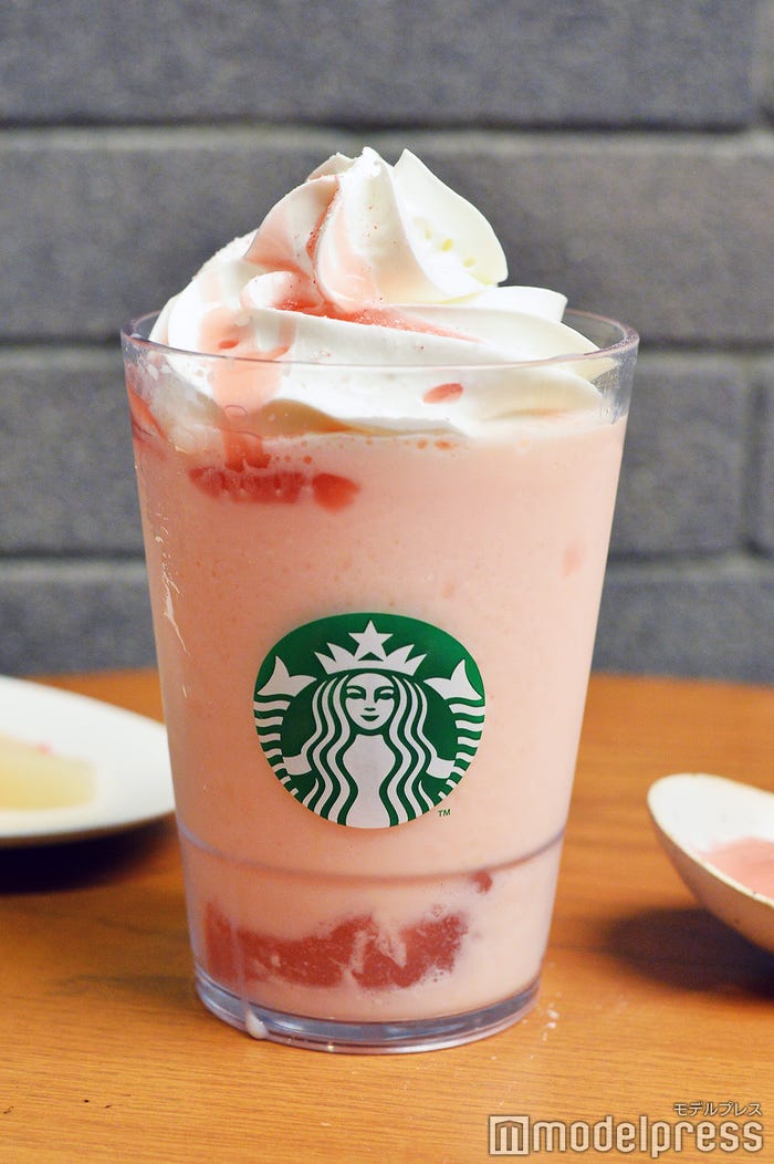 白桃と桜わらびもち フラペチーノ(C)モデルプレス