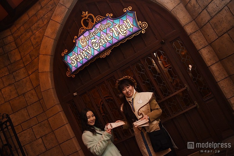 「予言の書」を手に入れた／モデル：阿井莉沙