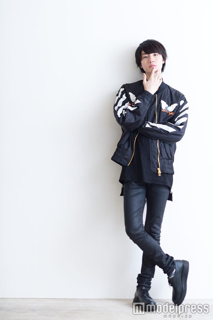 「Off-White」のブルゾンが主役(C)モデルプレス