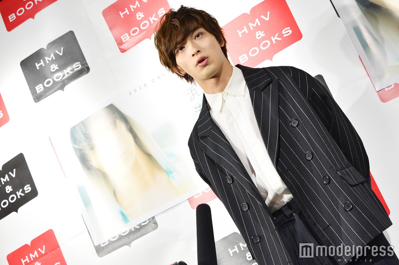 囲み取材に応じる横浜流星（C）モデルプレス