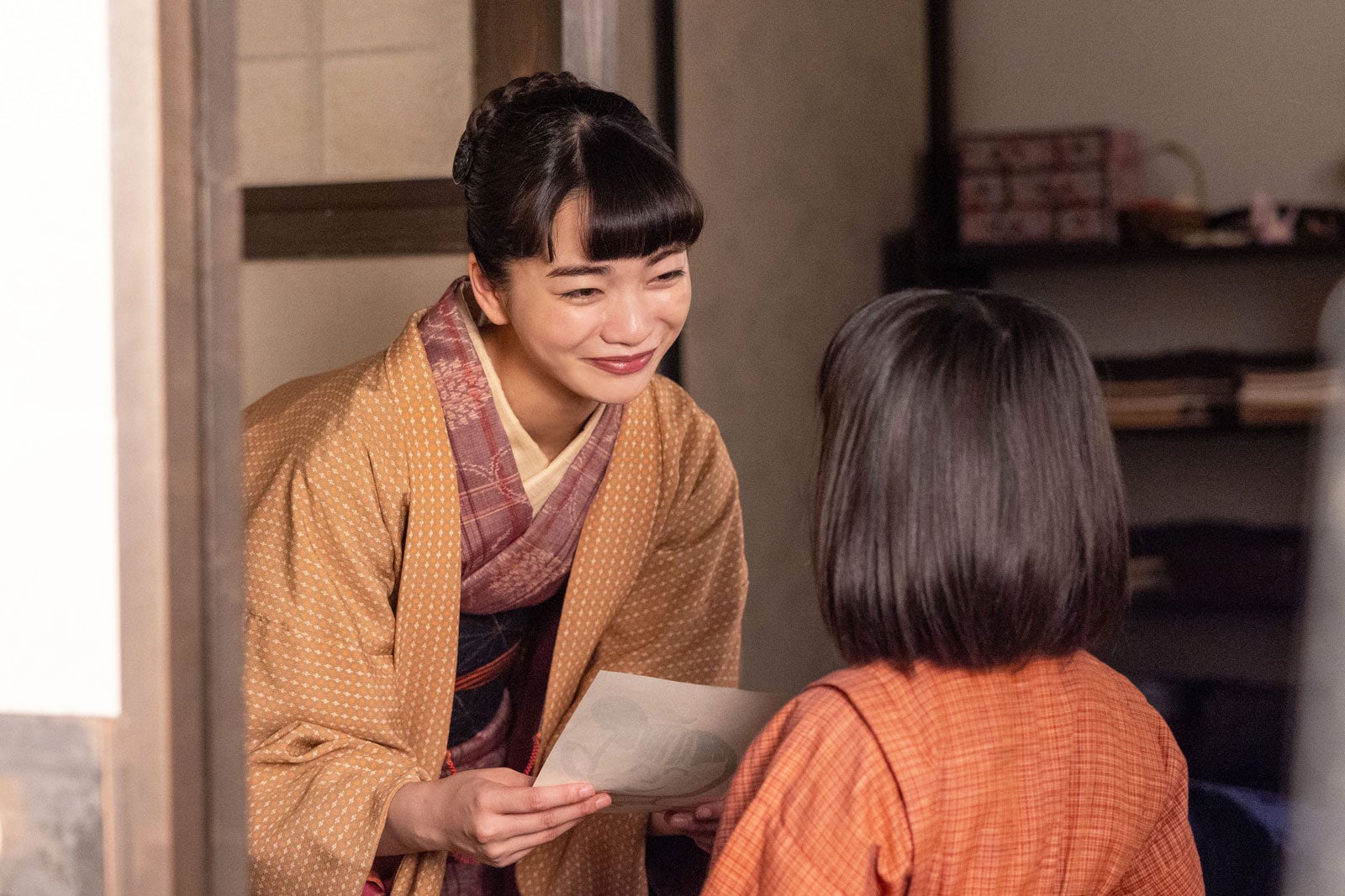 見上愛、英茉「風、薫る」第96話（C）NHK