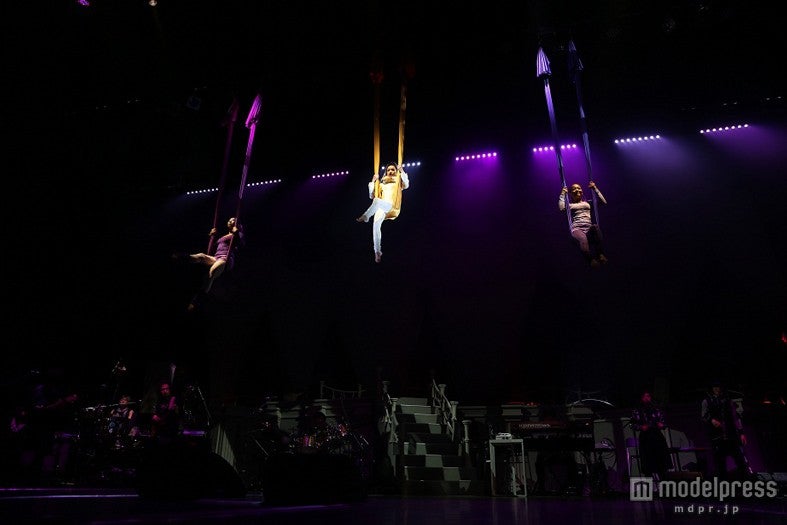 エアリアル（空中ヨガ）を披露