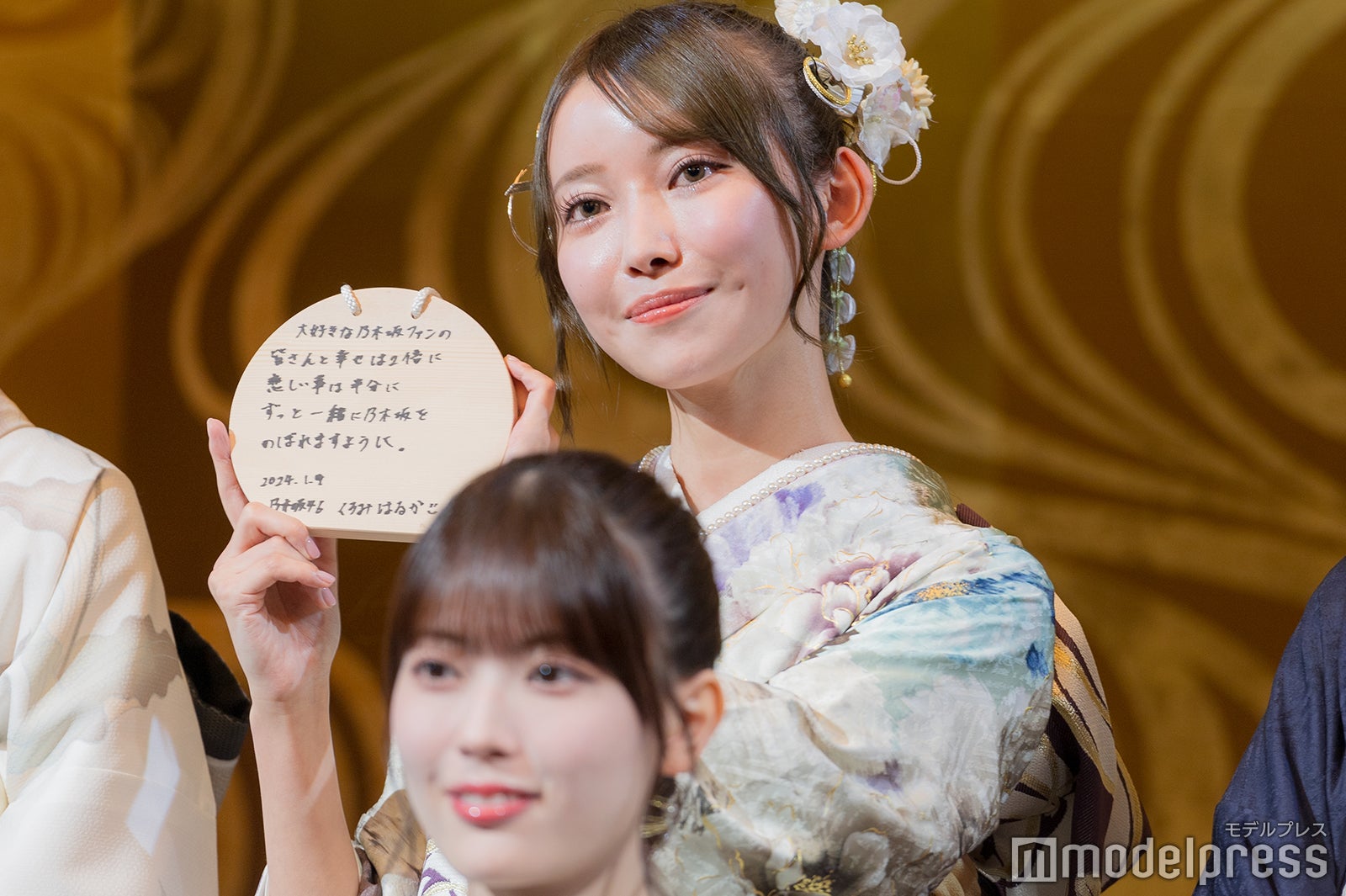 絵馬を紹介する黒見明香（C）モデルプレス