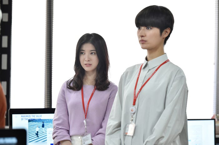 吉高由里子、シシド・カフカ/「わたし、定時で帰ります。」第1話より(C)TBS