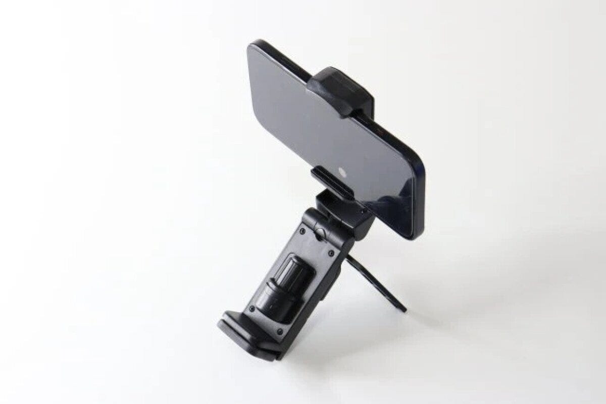 多機能スマホホルダーにスマホを横向きに固定した状態