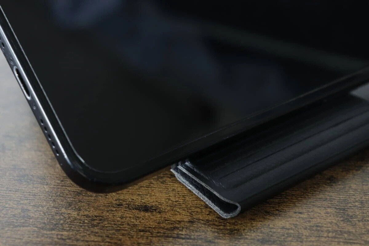 スマホスタンドのすべり止め部分と端末の接地部分を拡大したクローズアップ スマホスタンドのすべり止め部分と端末の接地部分を拡大したクローズアップ