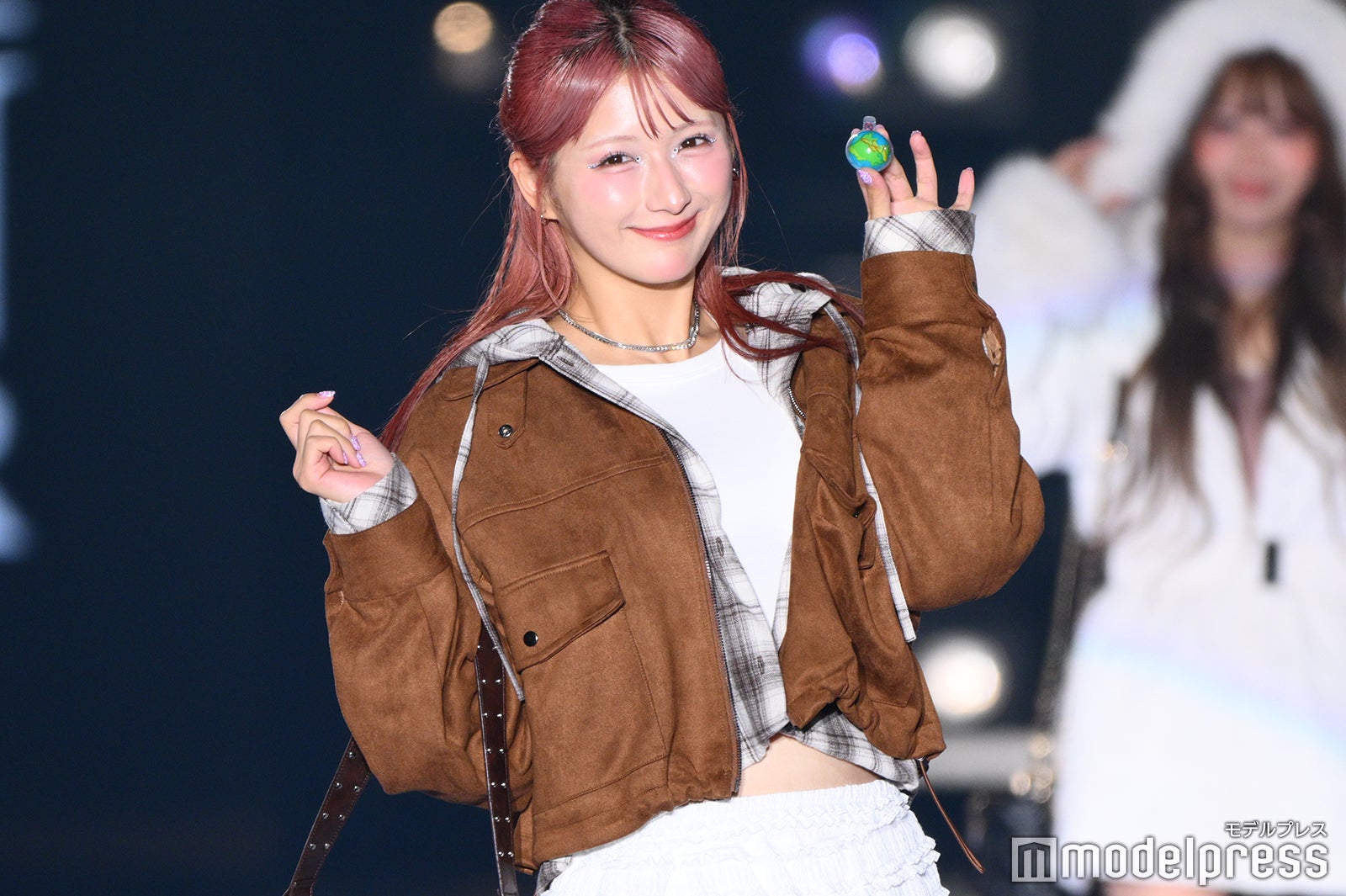 しなこ、派手色封印の秋コーデで雰囲気ガラリ ランウェイトップでグミポーズ【関コレ2025A/W】