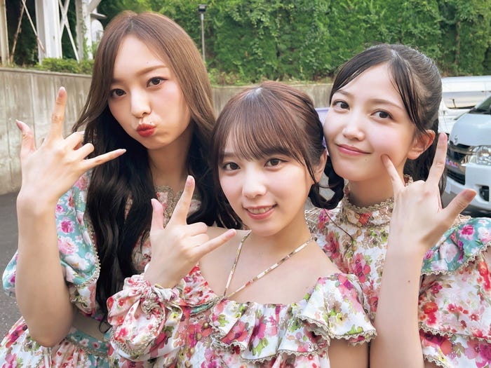 ポーズを決める梅澤美波、与田祐希、久保史緒里(撮影/山下美月)/「乃木撮VOL.03」(提供写真)