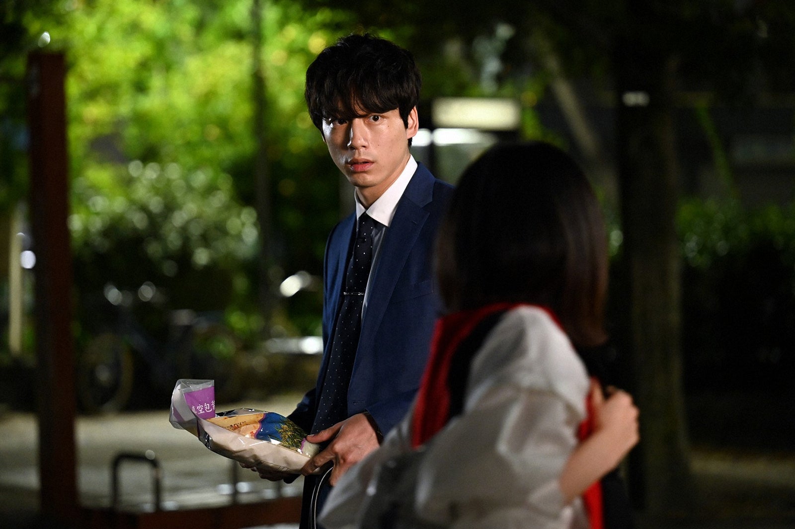 坂口健太郎、清野菜名／「婚姻届に判を捺しただけですが」第1話より（C）TBS