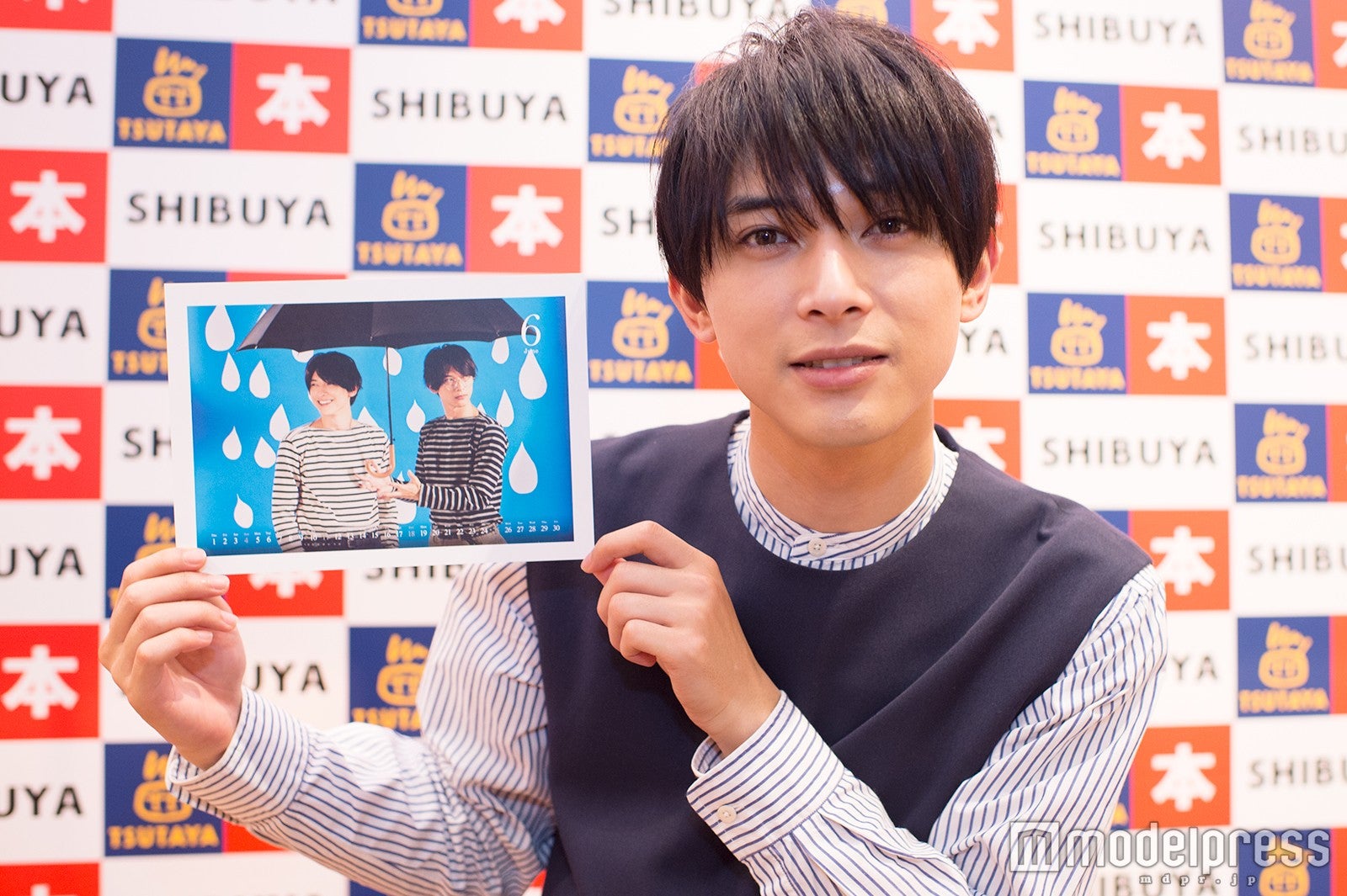 設定がある“双子”ショット（C）モデルプレス