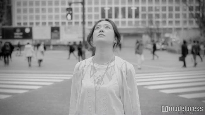 宮脇詩音/新曲「泣き止んだ空」ミュージックビデオより