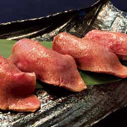 鳥取和牛炙り寿司（炭火焼肉 いまがわ）／画像提供：AATJ株式会社