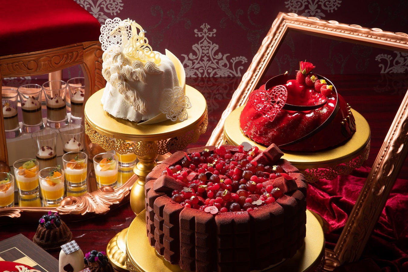 「女王陛下のお気に入りチョコレートシャルロット」（中央）「白の女王様の冠」（左）「赤の女王様のドレスケーキ」（右）　イメージ／画像提供：大阪ヒルトン