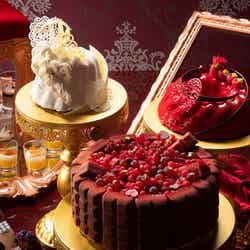 「女王陛下のお気に入りチョコレートシャルロット」（中央）「白の女王様の冠」（左）「赤の女王様のドレスケーキ」（右）　イメージ／画像提供：大阪ヒルトン