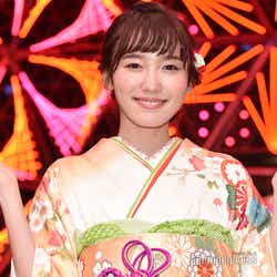 モデルプレス - 飯豊まりえ、自身の流行語は「花晴れ」共演者たちへの思いを語る