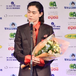 菅田将暉、24歳にして圧倒的受賞 松坂桃李が駆けつけ思いぶつける<第42回報知映画賞>