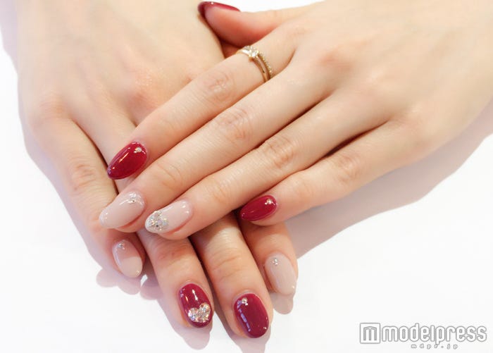 セクシーなレッドと上品なピンクの組み合わせが◎(C)モデルプレス