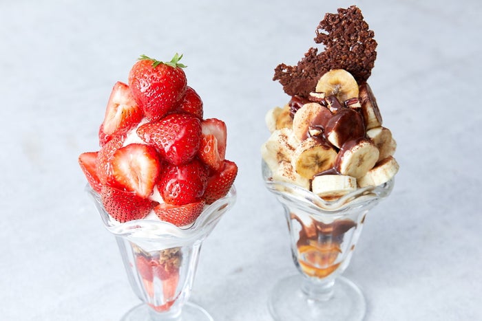 ストロベリーパフェ税込1,848円、チョコバナナパフェ税込1,298円/画像提供:フレーバーワークス