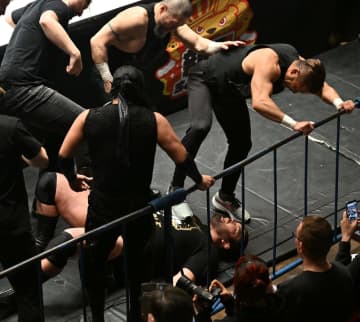 ウルフアロン屈辱の2連敗…悪徳集団から“1対8”の集団暴行＆凶器攻撃受けKO 悪質介入でトーナメント初戦敗退に観客ブーイング