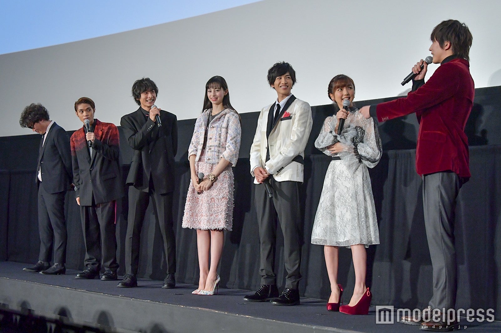 杉野遥亮の疑惑を全員が追及する様 （C）モデルプレス