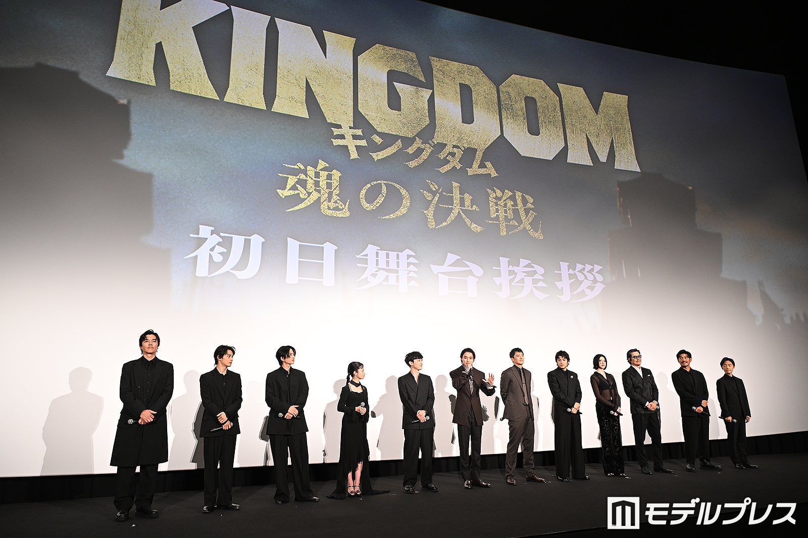 （左から）要潤、神尾楓珠、志尊淳、橋本環奈、吉沢亮、山崎賢人、小栗旬、山田裕貴、三吉彩花、豊川悦司、坂口憲二、佐藤信介監督（C）モデルプレス