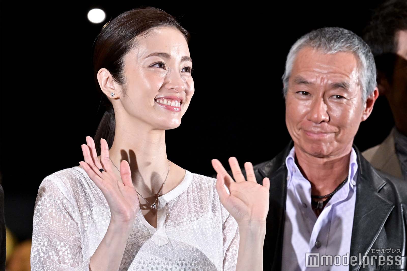 上戸彩、柳葉敏郎 （C）モデルプレス