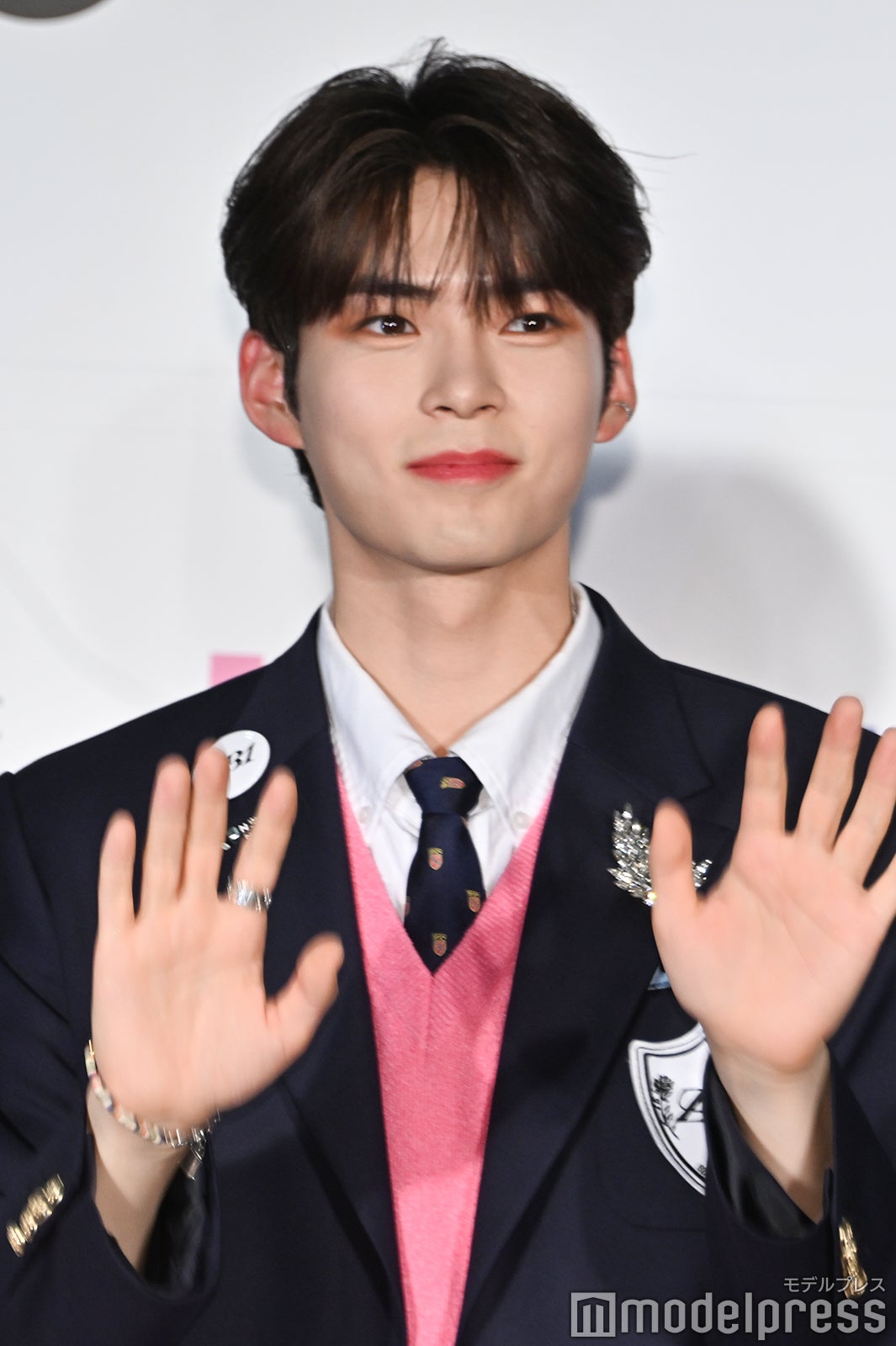 手を振るソン・ハンビン（C）モデルプレス