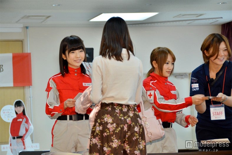 高橋みなみ（右）と島崎遥香（左）