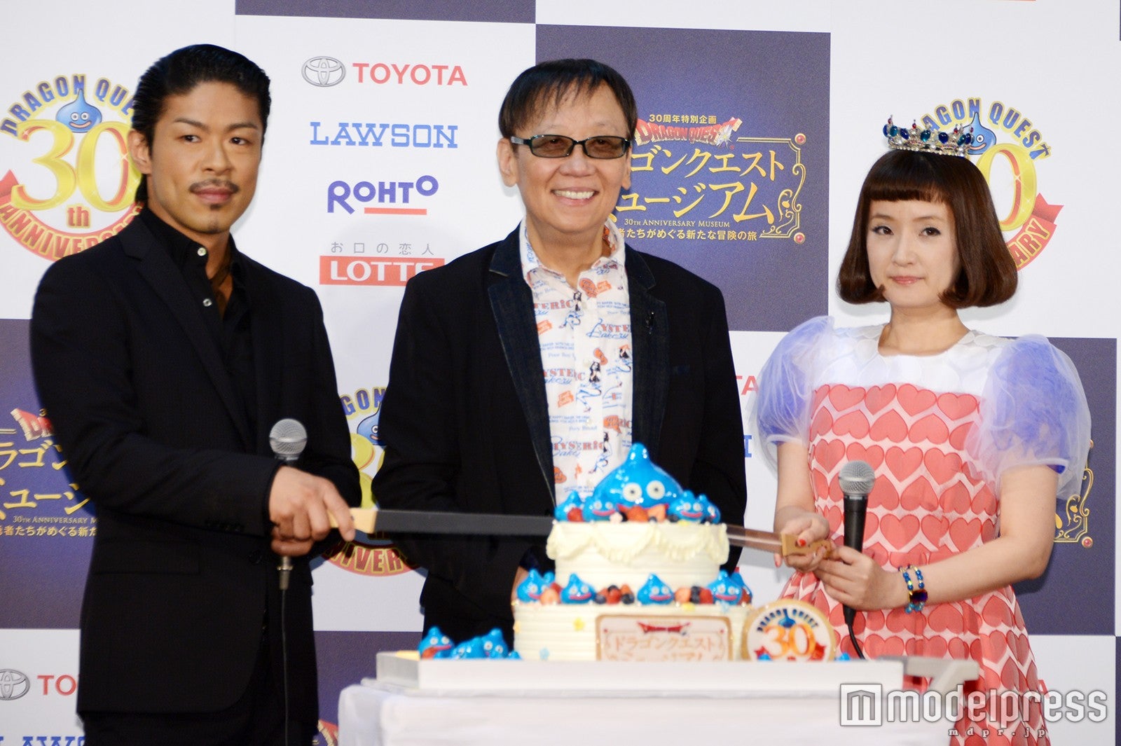 （左から）松本利夫、堀井雄二氏、千秋（C）モデルプレス