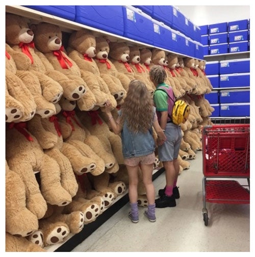 手を繋ぎながらショピング／ぺこ公式ブログ（Ameba）より