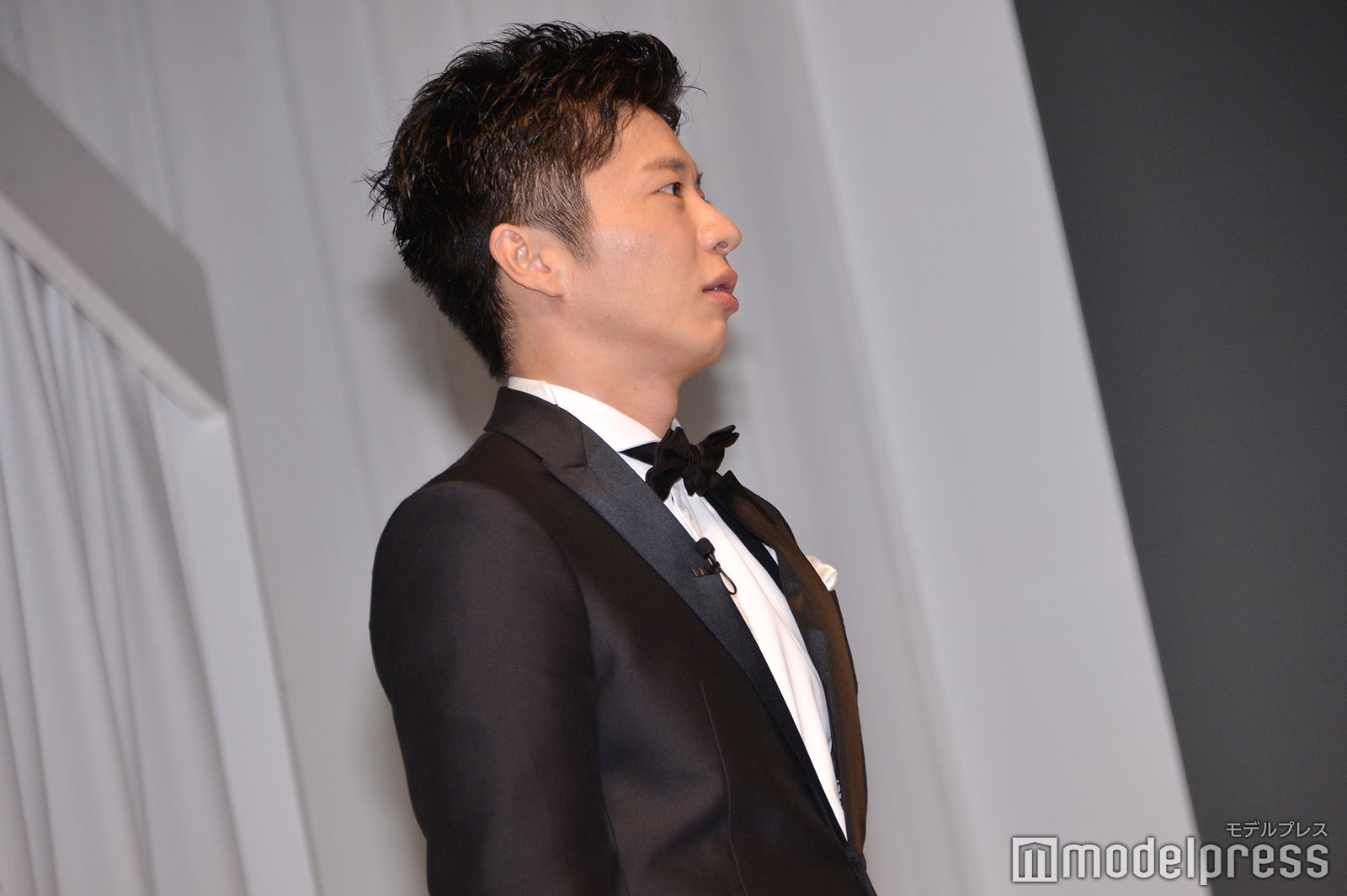 XK徒 慶のイリュージョンを見ている田中圭（C）モデルプレス