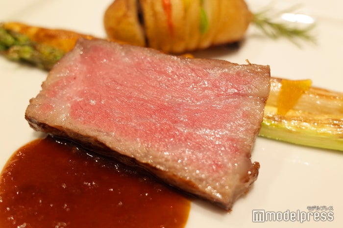 松阪牛のサーロインのグリエ お木曳山椒の香り アコーディオンポテト添え(C)ビューティーガール