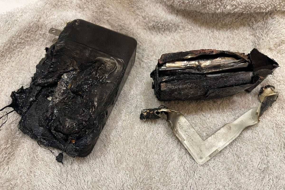 発火したモバイルバッテリー