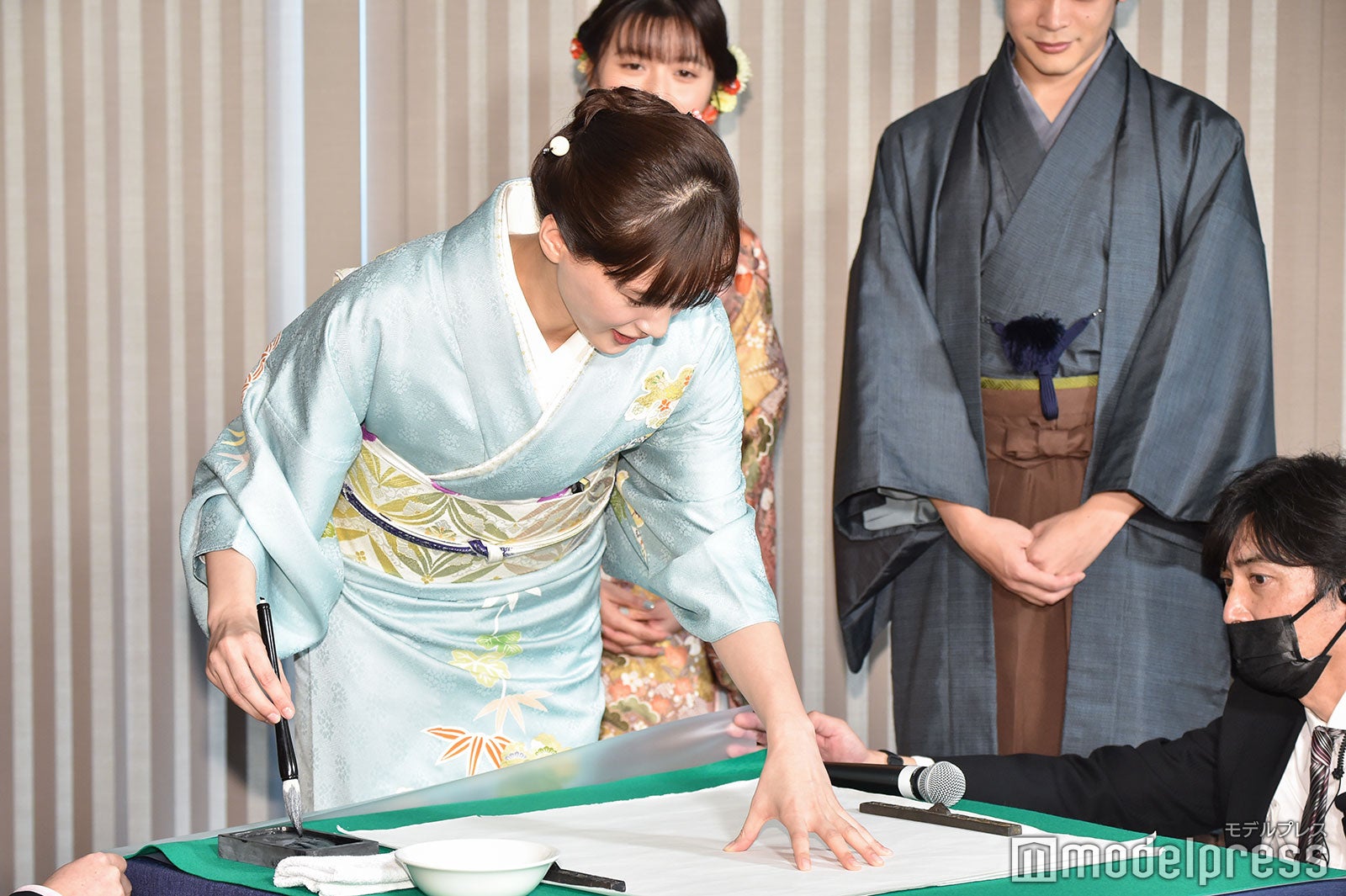 書き初めを披露した綾瀬はるか （C）モデルプレス