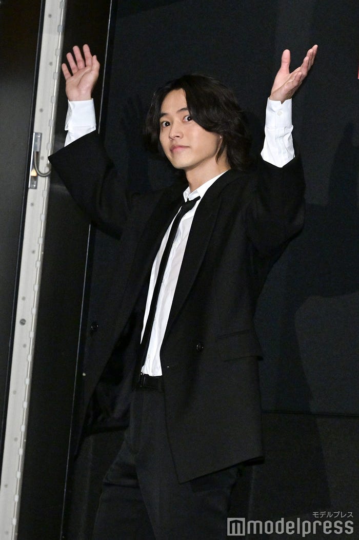 手を振る山崎賢人(C)モデルプレス