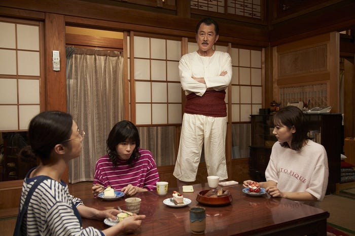 (左から)MEGUMI、佐久間由衣、吉田鋼太郎、武田玲奈「おいハンサム!!2」第2話より(C)東海テレビ/日本映画放送