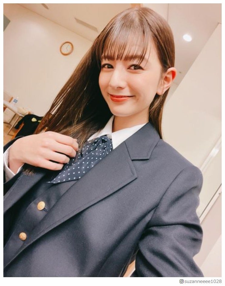 スザンヌ、“35歳高校生”卒業報告  制服姿で「何歳からでもやり直せる」