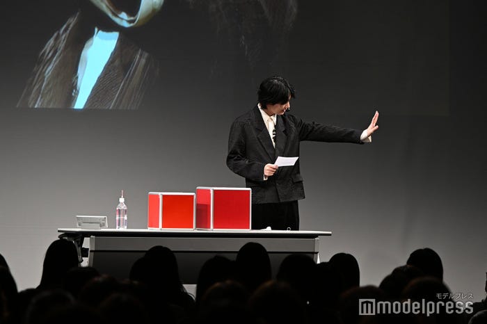 配信カメラにも手を振る桜田通(C)モデルプレス